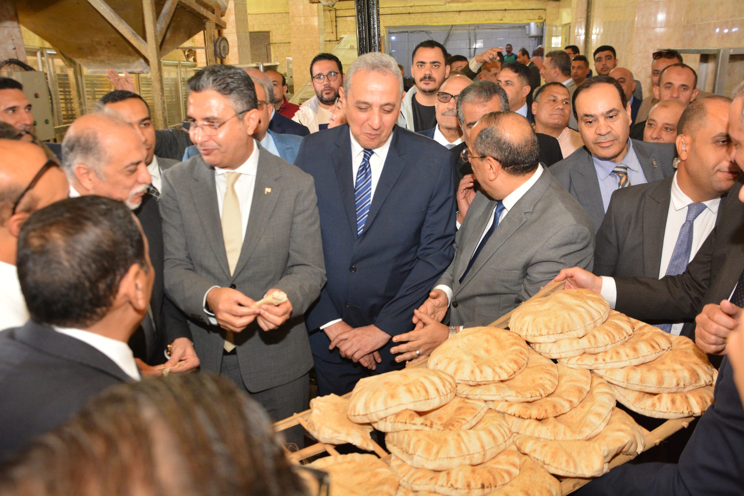وزير التموين ومحافظ الغربية يتفقدان مخبز شركة مطاحن وسط وغرب الدلتا بطنطا