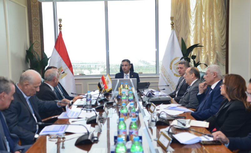 وزير التموين يعقد اجتماعًا مع شركة الإسكندرية للزيوت والصابون لبحث خطط التوسع