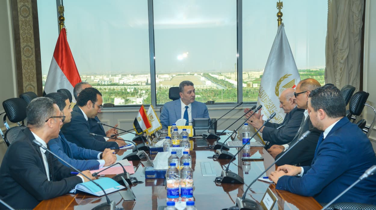 نائب الوزير يجتمع مع رئيس شعبة المخابز للاطمئنان على انتظام العمل