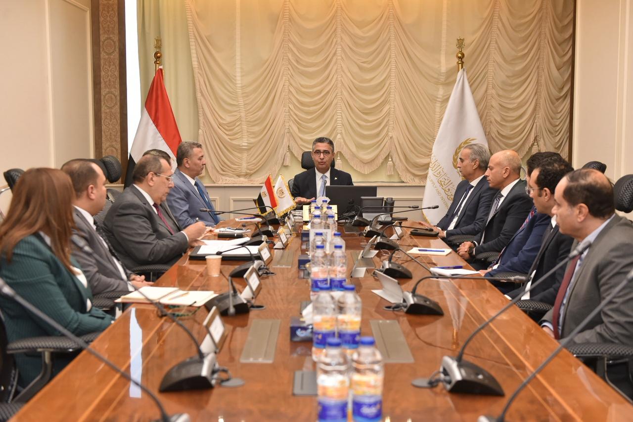 وزير التموين يعقد اجتماعًا موسعًا لمتابعة توافر السلع بالأسواق وتكثيف الرقابة