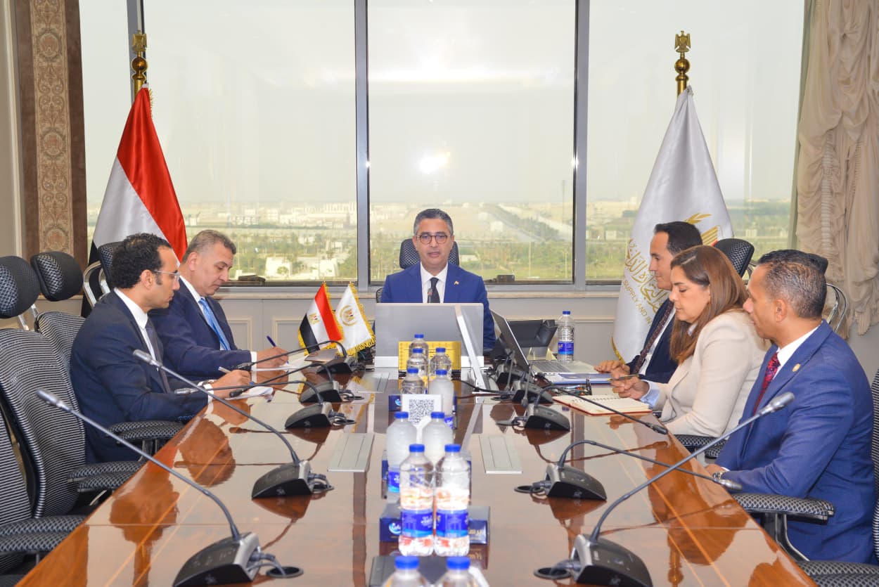 وزير التموين يعقد اجتماعًا مع رئيس جهاز تنمية التجارة الداخلية