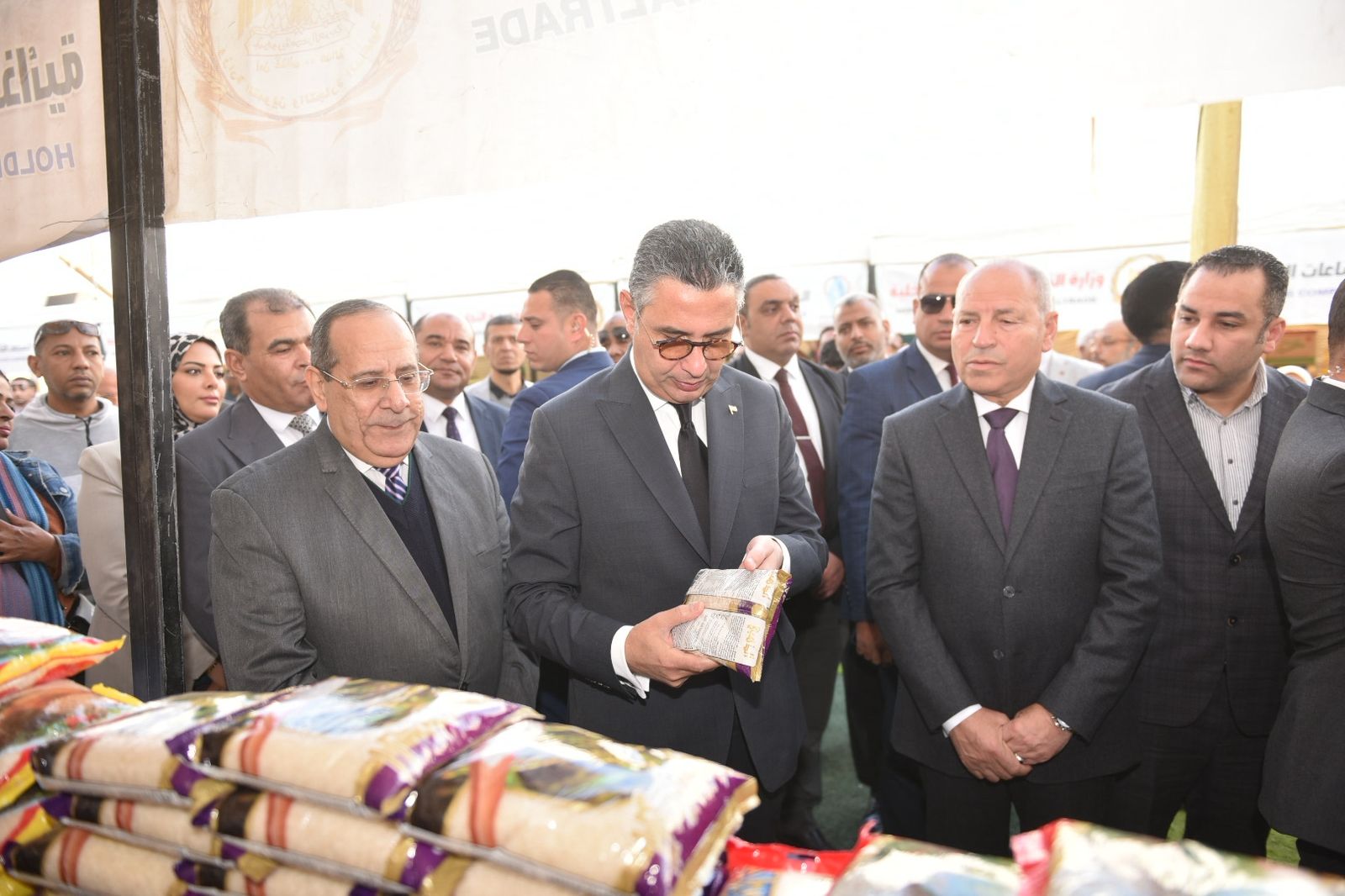 وزير التموين ومحافظ القاهرة يفتتحان سوق “اليوم الواحد” بالمرج