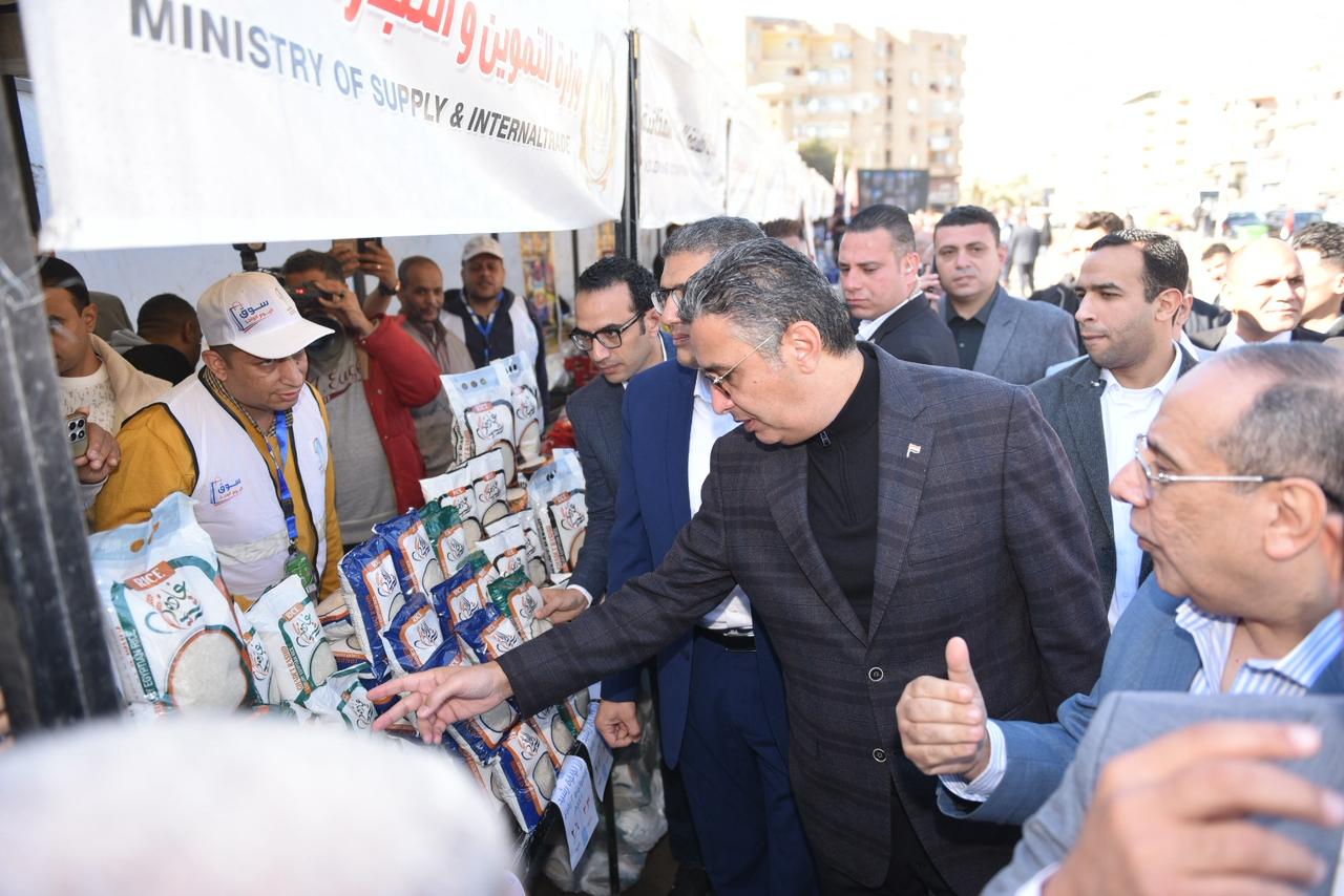 وزير التموين ومحافظ الجيزة يفتتحان سوق اليوم الواحد بحدائق الأهرام