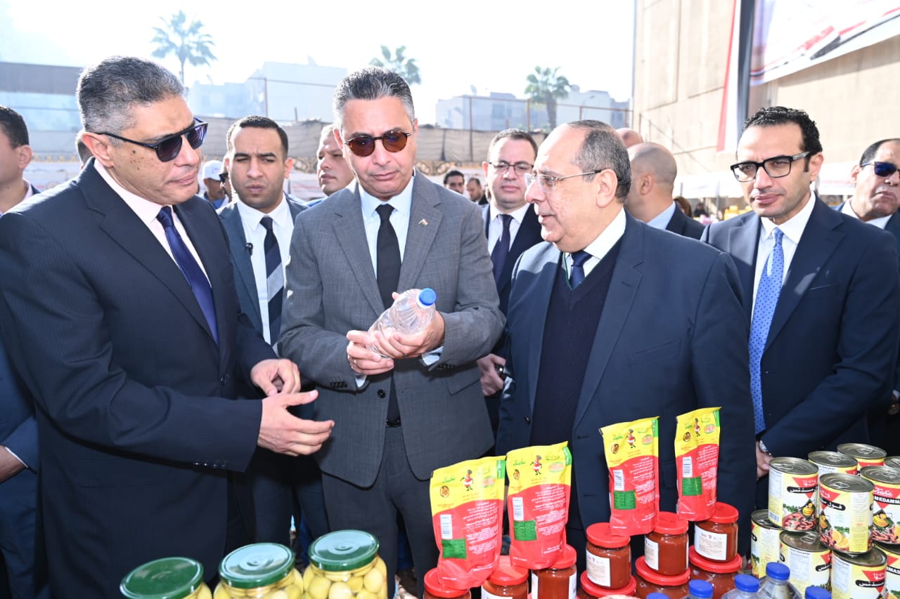 وزير التموين ومحافظ الجيزة يفتتحان سوق «اليوم الواحد» بشارع فيصل