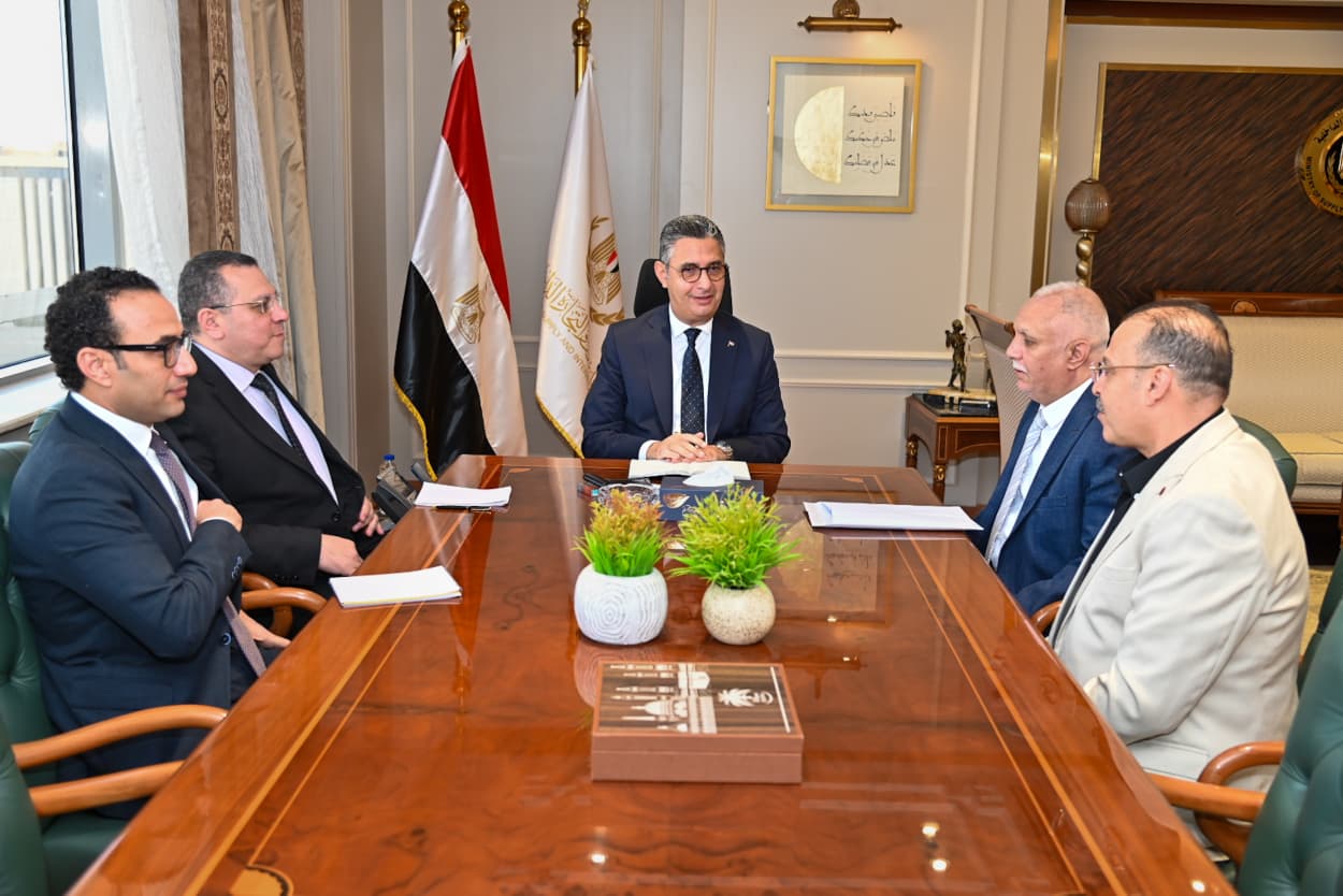 وزير التموين يعقد اجتماعًا موسعًا مع ممثلي البدالين التموينيين وشعبة المواد الغذائية