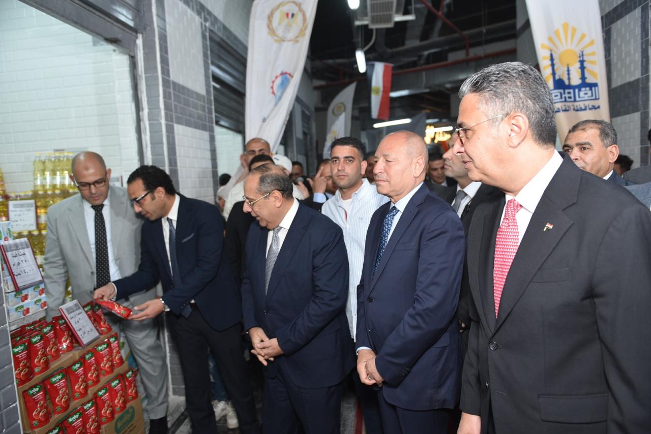 وزير التموين ومحافظ القاهرة يفتتحان معرض “أهلاً بالعيد” بالسوق الحضاري بحدائق القبة