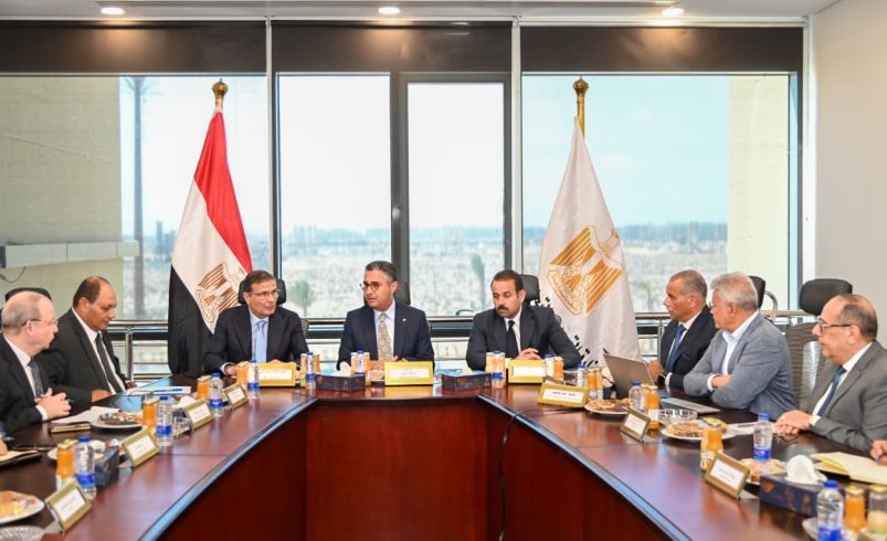 وزيرا التموين والزراعة ومدير جهاز مستقبل مصر يعقدون اجتماعًا ثلاثيًا بمدينة العلمين لمتابعة الخطوات التنفيذية للمشروع القومي «كاري أون»