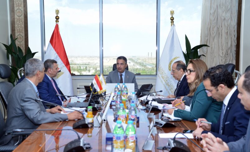 وزير التموين يجتمع مع رئيس شركة مصر للزيوت والصابون