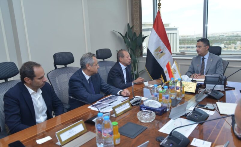 وزير التموين يتابع مع أوراسكوم موقف المخزن الاستراتيجي بالفيوم
