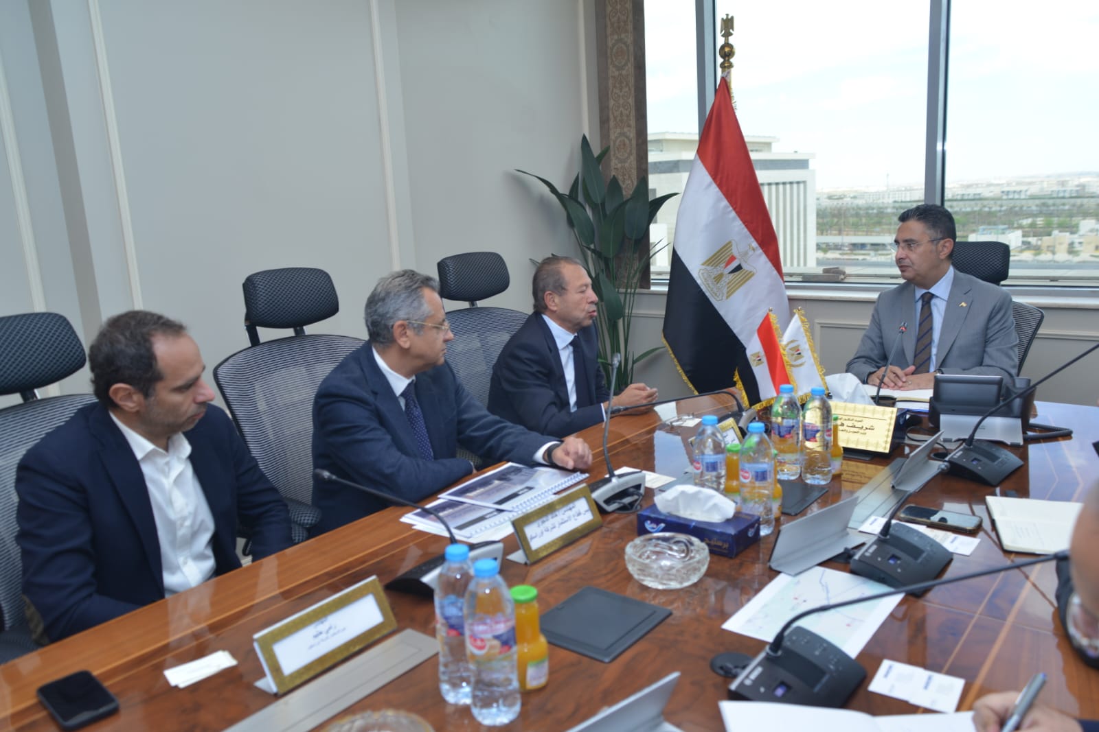 وزير التموين يتابع مع أوراسكوم موقف المخزن الاستراتيجي بالفيوم