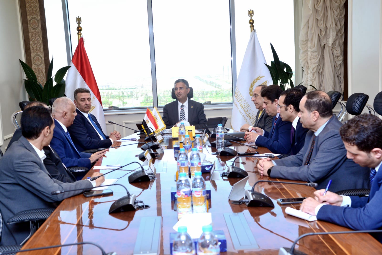وزير التموين يعقد اجتماعًا مع ممثلي شعبة المواد الغذائية