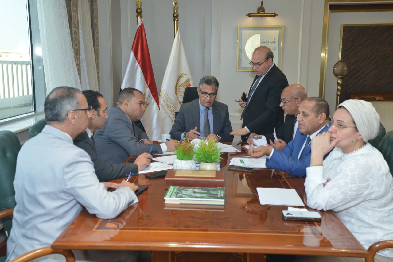 وزير التموين يلتقي بعدد من أعضاء مجلسي النواب والشيوخ