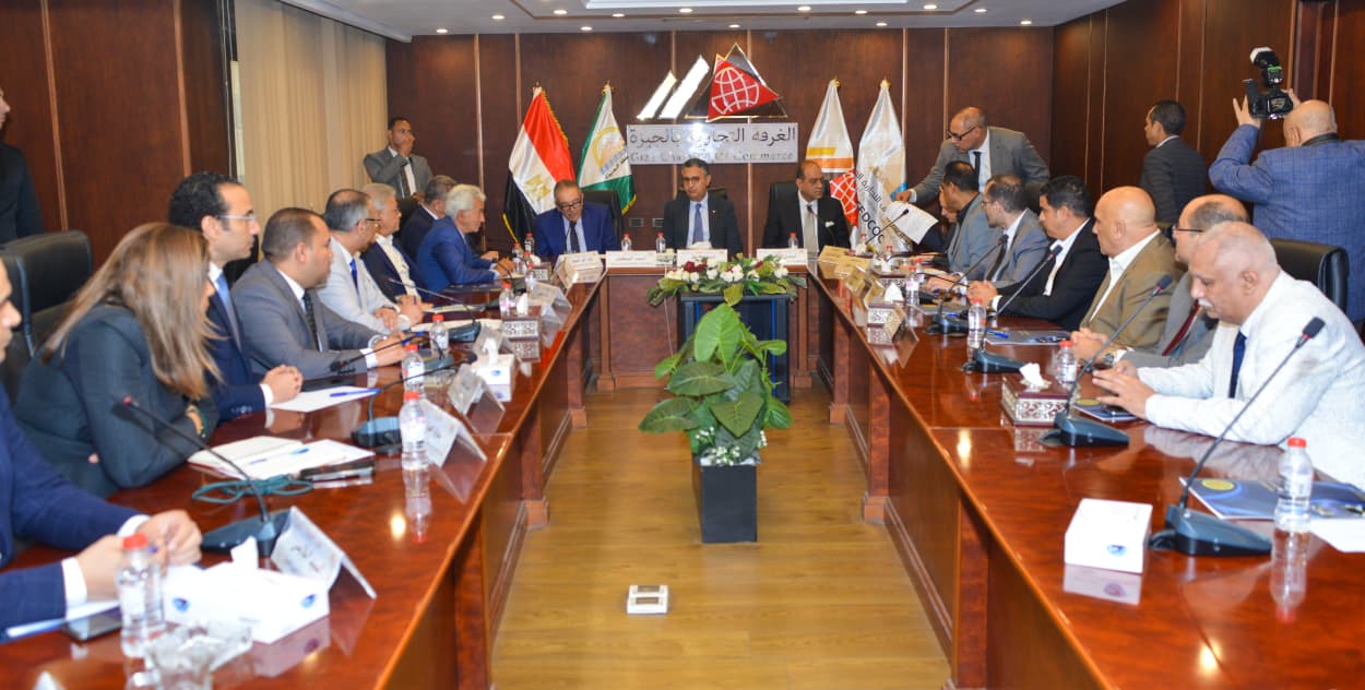 وزير التموين يجتمع مع شعبة تجار البقالة والمواد الغذائية