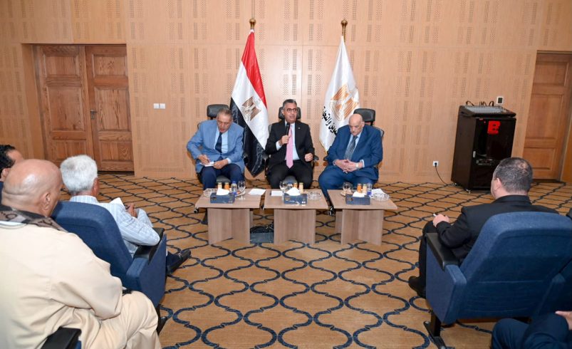 وزير التموين يبحث مع الاتحاد العام للغرف التجارية والشعبة العامة للمخابز تطوير منظومة الخبز ودعم استقرار قطاع المخابز